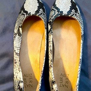 Naturalizer Flats - Black / White. Size 10.
